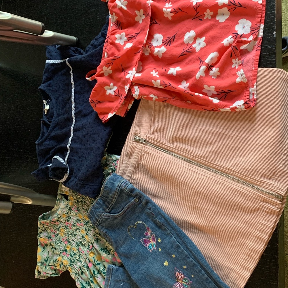Girls 6-8 bundle. 2 bottoms: 1 jeans, 1 skirt, 3 Ss tops